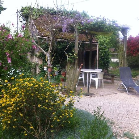 Les 3 Roses Bed & Breakfast Villeneuve-sur-Yonne ภายนอก รูปภาพ