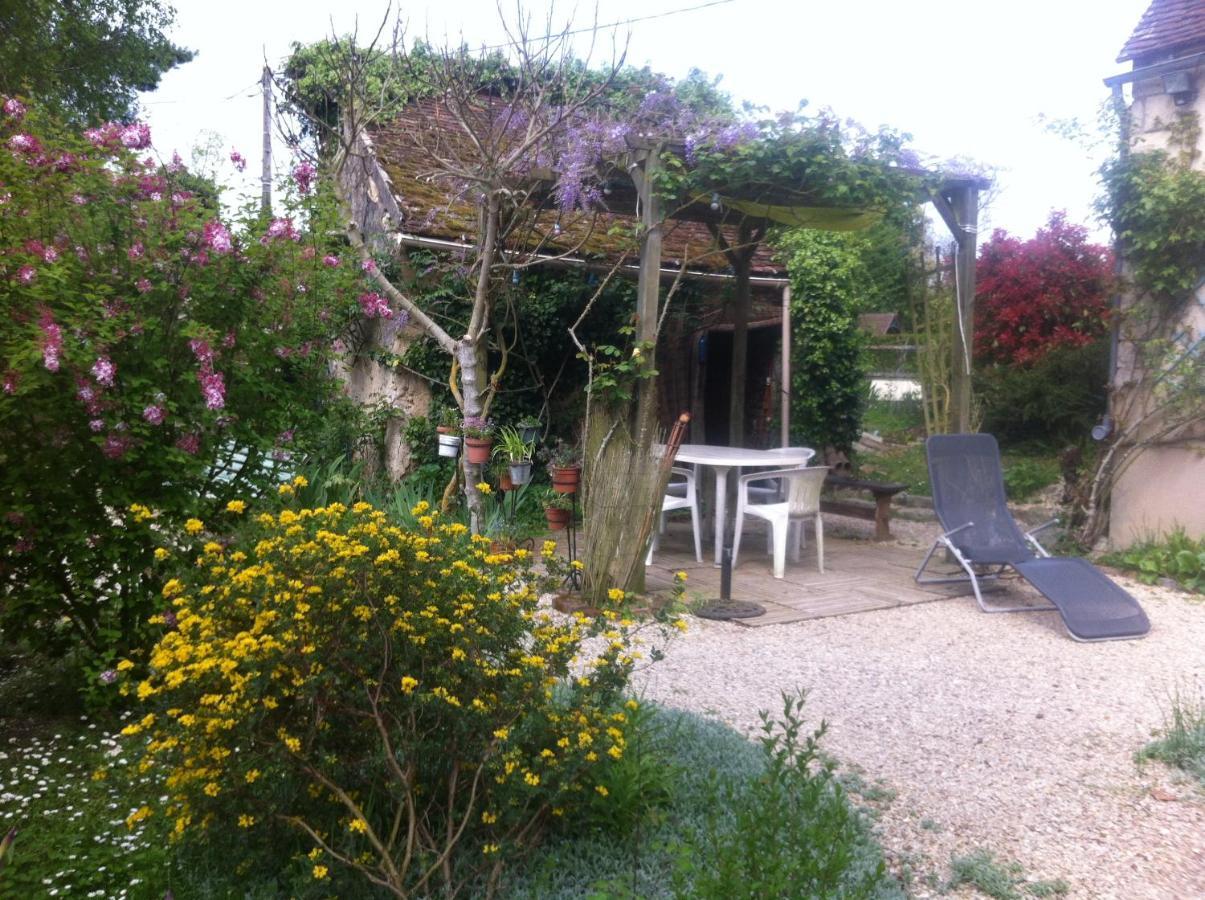 Les 3 Roses Bed & Breakfast Villeneuve-sur-Yonne ภายนอก รูปภาพ