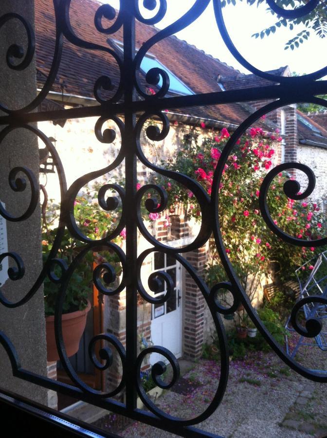 Les 3 Roses Bed & Breakfast Villeneuve-sur-Yonne ภายนอก รูปภาพ