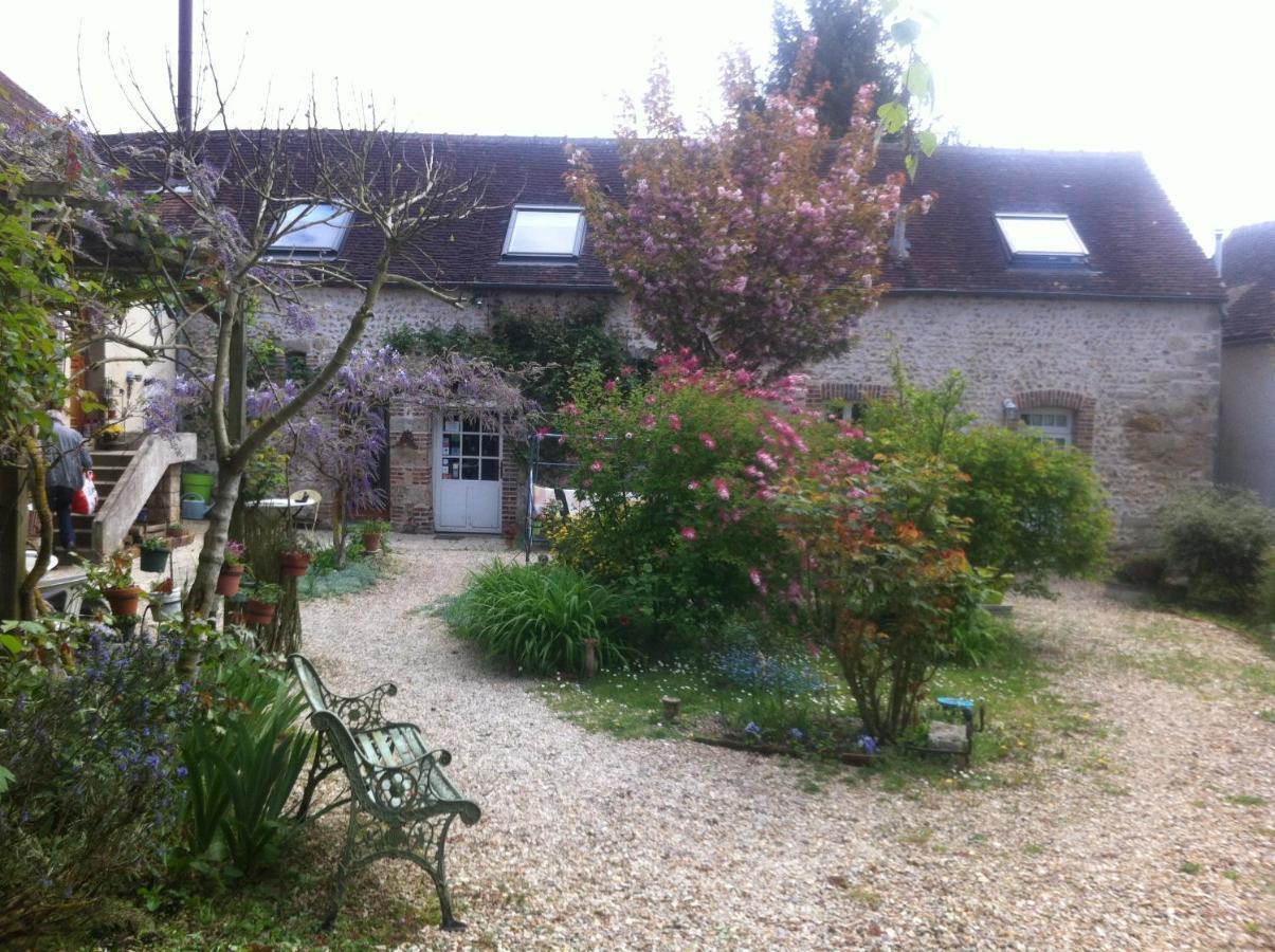 Les 3 Roses Bed & Breakfast Villeneuve-sur-Yonne ภายนอก รูปภาพ